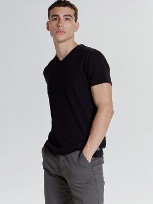 REMERA BASICA CUELLO V NEGRO