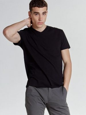 REMERA BASICA CUELLO V NEGRO