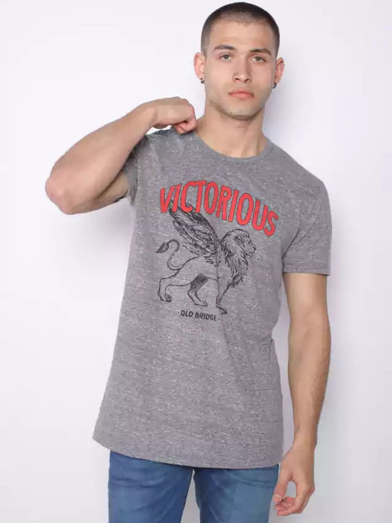 REMERA VICTORIOUS GRIS OSCURO