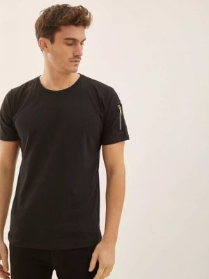 REMERA CON CIERRE NEGRO