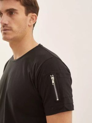 REMERA CON CIERRE NEGRO