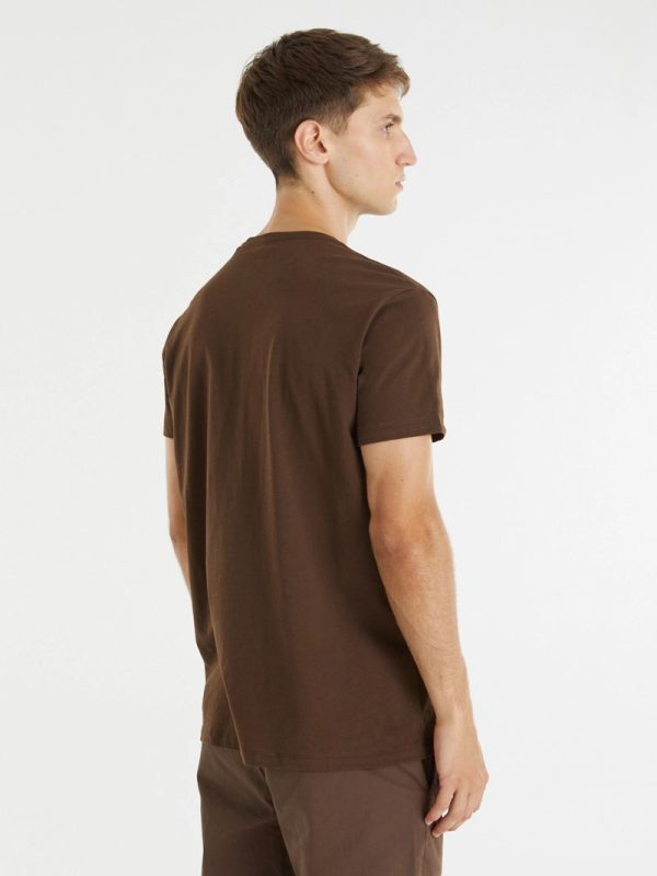 REMERA CON ESTAMPA MARRON - Imagen 6