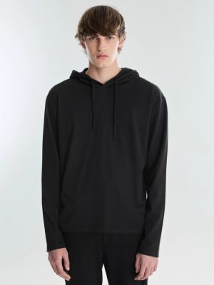 REMERA BASICA CON CAPUCHA SOFT WASH NEGRO