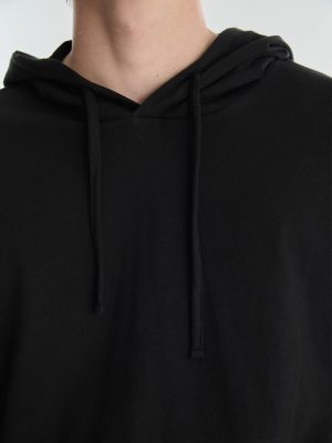 REMERA BASICA CON CAPUCHA SOFT WASH NEGRO