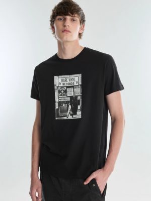 REMERA CON ESTAMPA NEGRO