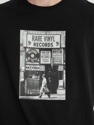 REMERA CON ESTAMPA NEGRO