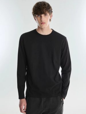 REMERA CUELLO U SOFT WASH NEGRO