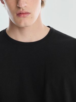 REMERA CUELLO U SOFT WASH NEGRO