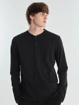 REMERA FLAME CON BOTONES NEGRO