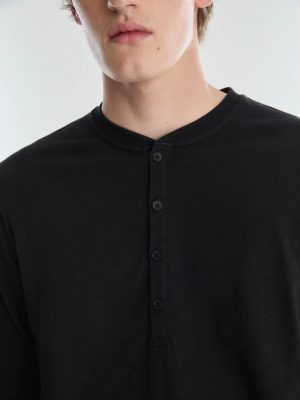 REMERA FLAME CON BOTONES NEGRO