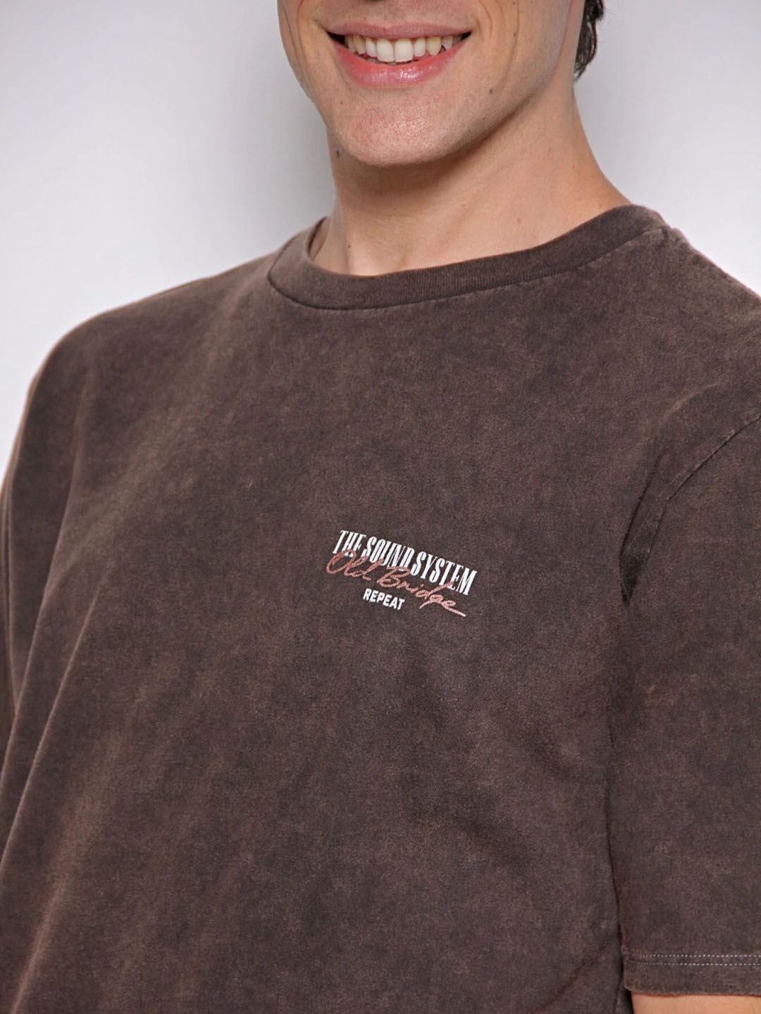 REMERA SYSTEM MARRON OSCURO - Imagen 3