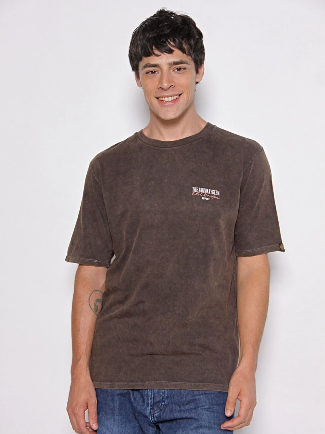 REMERA SYSTEM MARRON OSCURO - Imagen 4
