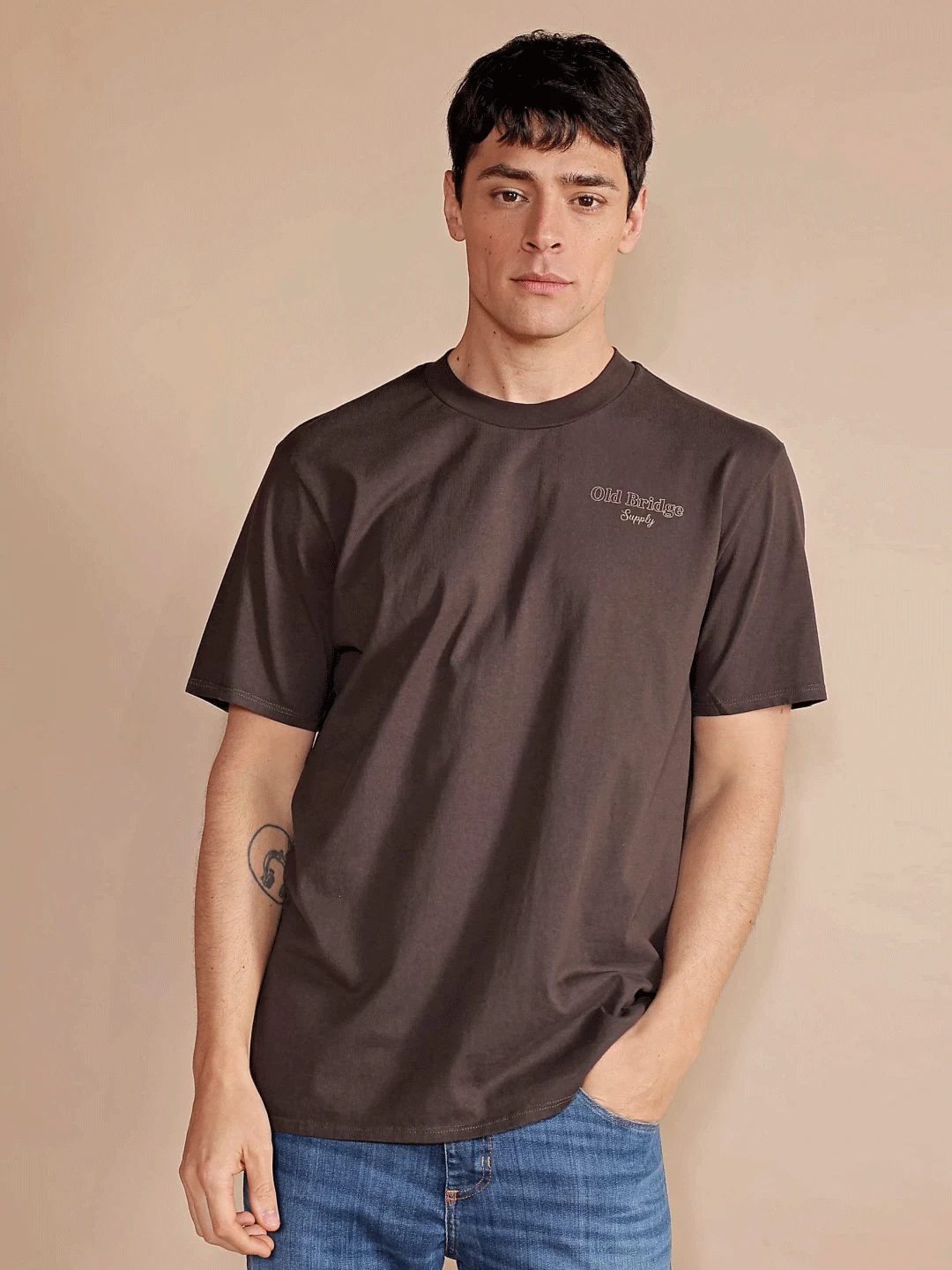 REMERA SUPPLY V27 MARRON OSCURO - Imagen 2